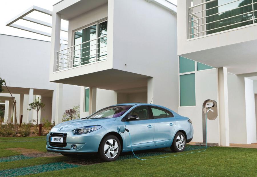  Renault Fluence Z.E. 2012 года  (фото 3 из 5)